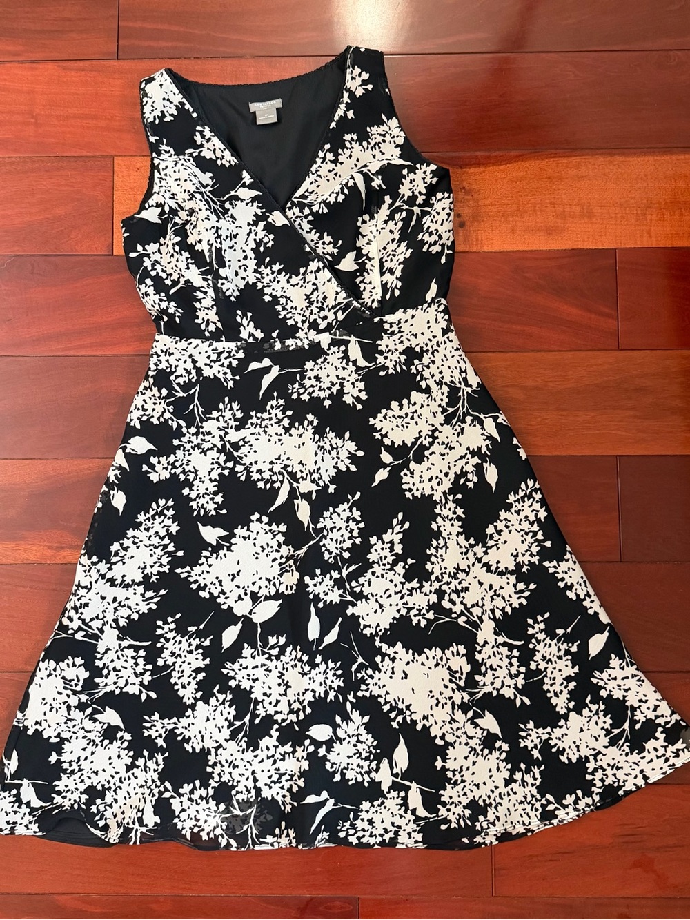 Ann Taylor Petites 2 Black/White Floral Fit & Flare V-Neck Lined Dress
